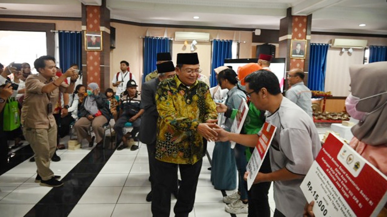 Wakil Ketua Komisi VIII DPR RI Abdul Wachid bersama Kementerian Sosial saat memberikan bantuan sosial dalam rangka Kunjungan Kerja Reses di Dinas Sosial (Dinsos) Provinsi Jawa Tengah, Rabu (6/12/2023). Foto: Eko/nr