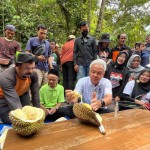 Warga Wonosobo undang Ganjar Pranowo makan durian-1702889279