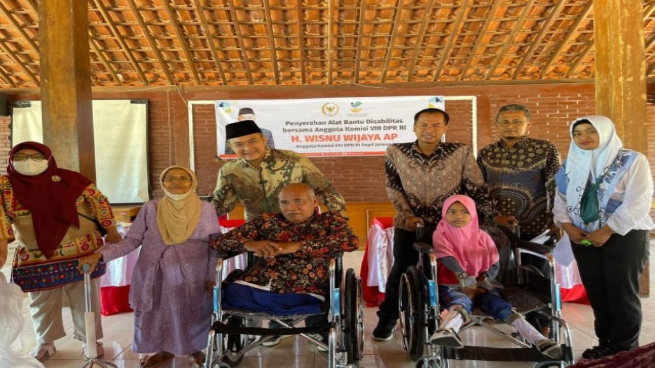 Anggota Komisi VIII DPR RI Wisnu Wijaya saat menyalurkan bantuan Atensi klaster disabilitas bagi penyandang disabilitas di Kabupaten Semarang. Foto: Ist/nr