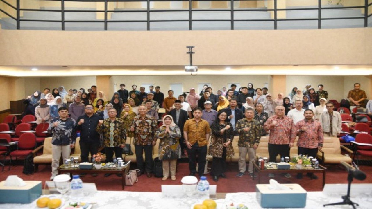 Plt. Kepala Pusat Perancangan Undang-Undang bidang Ekkuinbang Kesra BK Setjen DPR RI, Wiwin Sri Rahyani, foto bersama usai Forum Group Discussion di Universitas Pendidikan Indonesia, Bandung, Jawa Barat di Bandung, Jawa Barat, Kamis (30/11/2023). Foto : Aisyah/Man