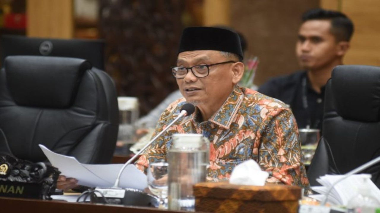 Wakil Ketua Komisi X DPR RI Abdul Fikri Faqih saat memimpin RDPU Komisi X dengan  Sekjen Kemendikbudristek RI, Dirjen Diktiristek Kemendikbudristek RI, Aliansi Mahasiswa Pejuang Beasiswa Pendidikan Indonesia (BPI) 2023 dan Pergerakan Dokter Muda Indonesia, di Gedung Nusantara I, Senayan, Jakarta, Rabu (17/1/2024). Foto : Devi/Man