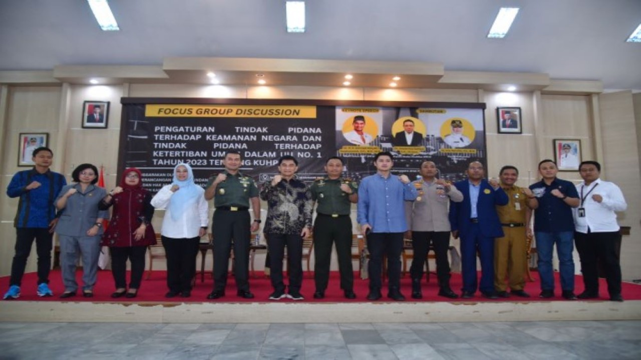 Wakil Ketua BURT DPR RI, Achmad Dimyati Natakusumah dalam foto bersama usai mengikuti FGD yang digelar oleh BK DPR RI di Kantor Bupati Pandeglang, Banten, selasa (16/1/2024). Foto: Kresno/nr