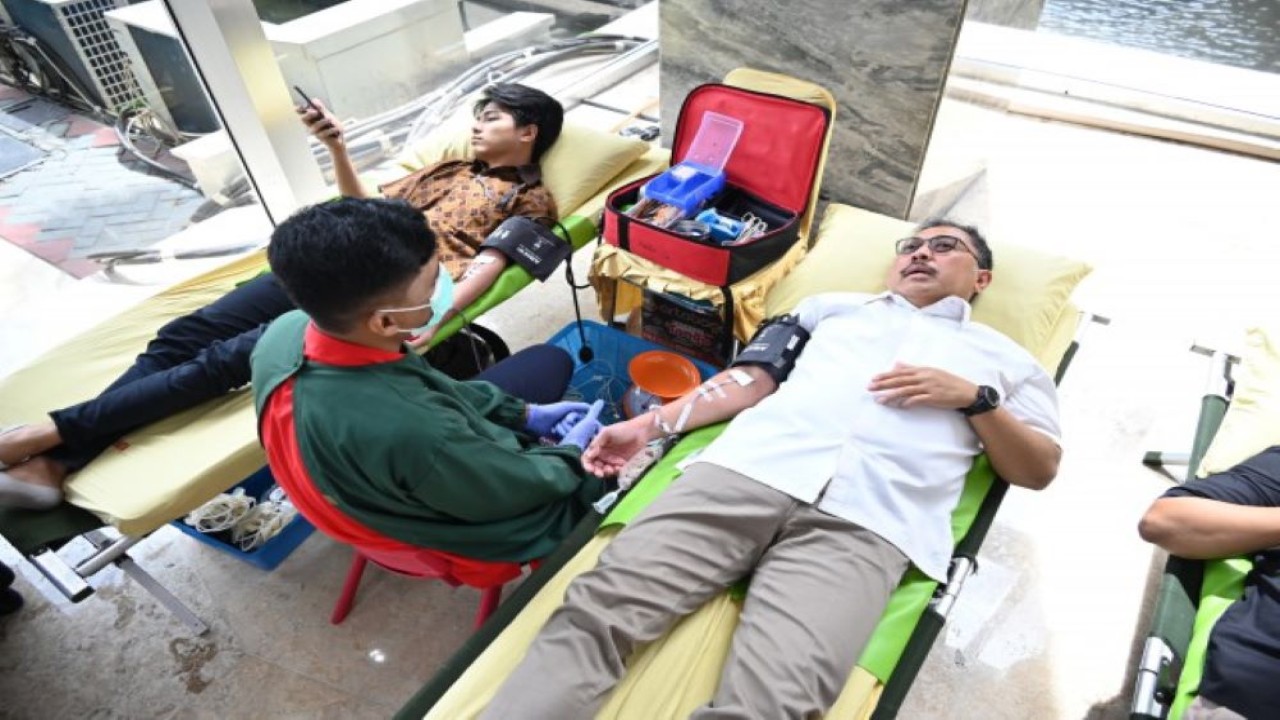 Ketua BURT DPR RI Agung Budi Santoso saat mengikuti kegiatan donor darah di Gedung Parlemen, Senayan, Jakarta, Rabu (24/1/2024). Foto: Farhan/nr