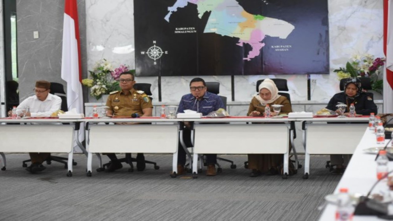 Ketua Komisi II DPR RI Ahmad Doli Kurnia Tandjung saat memimpin pertemuan kunjungan kerja spesifik Komisi II DPR RI guna membahas persiapan dan kesiapan Pemilu 2024 di Kabupaten Batu Bara, Sumatera Utara. Foto: Dep/nr