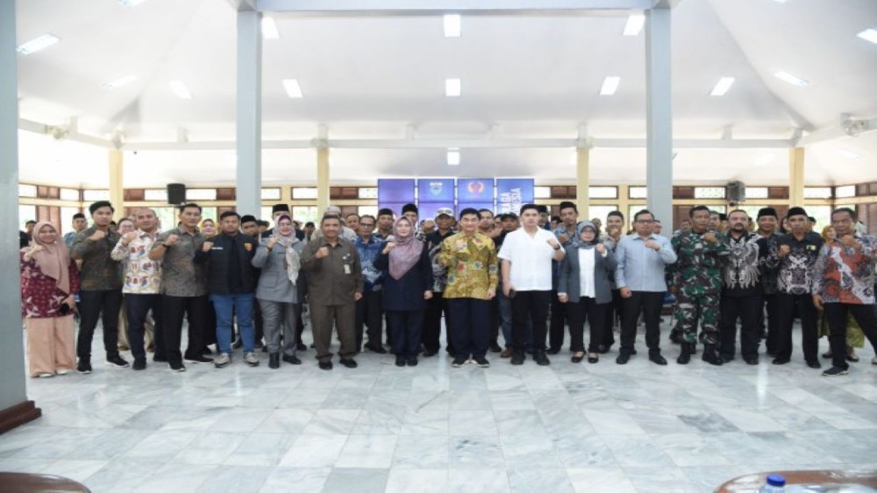 Anggota Komisi I DPR RI Rizki Aulia Rahman Natakusumah foto bersama usai sosialisasi UU ITE ini kepada masyarakat dalam bentuk Focus Group Discussion (FGD) di Kabupaten Pandeglang, Kamis (25/01/2024). Foto : Ulfi/Man