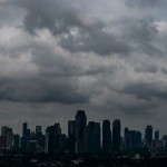 Awan tebal yang menyelimuti pemukiman dan gedung bertingkat di Jakarta, Senin (8/1/2024). ANTARA FOTO/Sulthony Hasanuddin/Spt.-1705656064