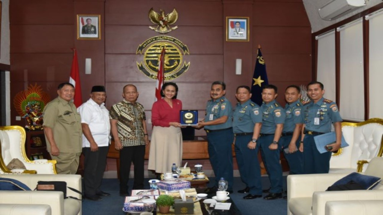 Wakil Ketua Panitia Khusus RUU Kelautan DPR RI Christina Aryani saat bertukar cenderamata di sela-sela pertemuan untuk menggali masukan RUU Kelautan di Lantamal V Surabaya, Jawa Timur Senin (22/01/2024). Foto: Singgih/nr