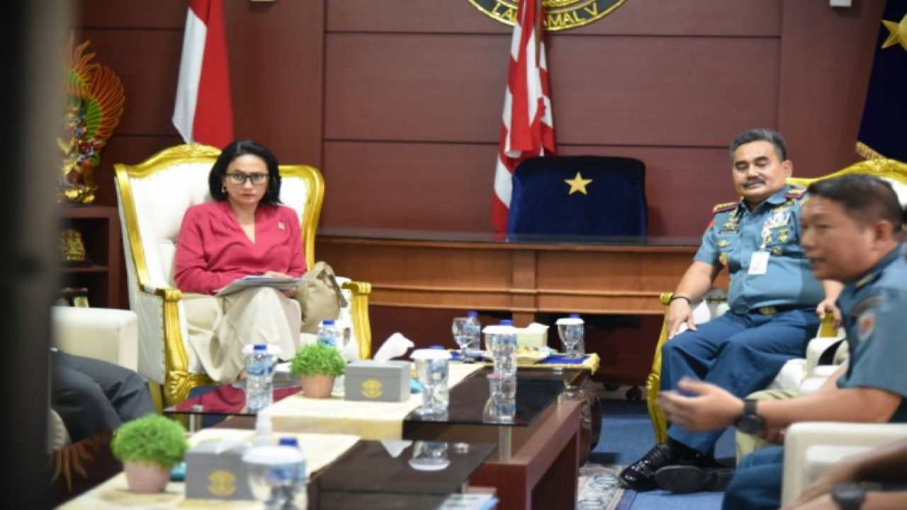 Wakil Ketua Panitia Khusus DPR RI RUU Kelautan Christina Aryani saat mengikuti pertemuan untuk mendapatkan masukan RUU Kelautan di Lantamal V Surabaya, Jawa Timur, Senin (22/01/2024). Foto: Singgih/nr