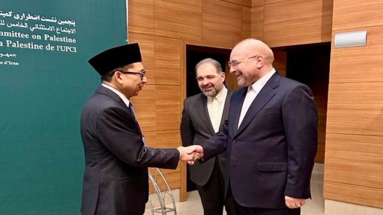 Ketua BKSAP DPR RI Fadli Zon disela-sela memimpin delegasi ke Sidang Darurat ke-5 Parlemen OKI (Organisasi Konferensi Islam) dan pertemuan perdana Komisi Khusus Palestina Parlemen Asia atau APA (Asian Parliamentary Assembly), Teheran, Iran. Foto: Ist/nr