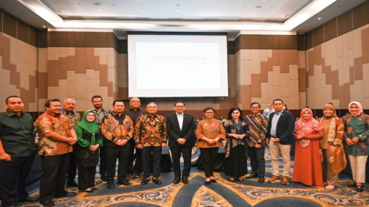 Ketua BKSAP DPR RI Fadli Zon dalam foto bersama usai menghadiri Focus Group Discussion (FGD) Kinerja Diplomasi Indonesia: Catatan BKSAP dan Paparan Kemlu RI tentang Proyeksi Diplomasi Indonesia Tahun 2024, di Bogor, Selasa (16/1/2024). Foto: Nadya/nr