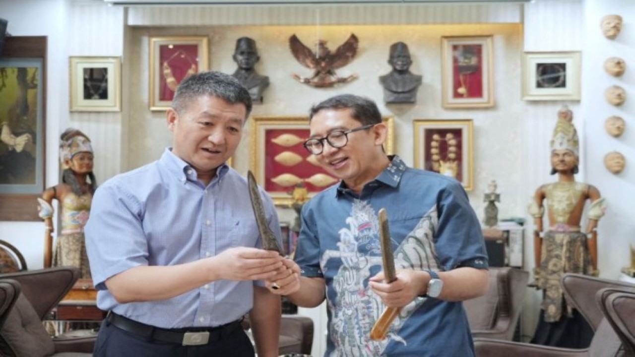 Ketua BKSAP DPR RI Fadli Zon (kanan) saat menerima kunjungan Duta Besar Tiongkok untuk Indonesia (H.E) Lu Kang di Fadli Zon Library, Jakarta. Foto: Ist/nr