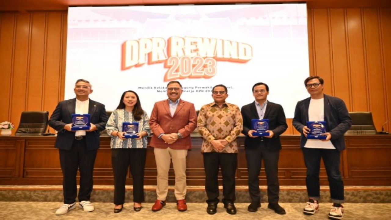 Anggota Komisi I DPR RI Farhan dan Anggota Komisi XI DPR RI Puteri Anetta Komarudin disela-sela Forum Group Discussion (FGD) “DPR REWIND 2023”, dengan tema “Menilik Belakang Panggung Perwakilan Rakyat, Membedah Kinerja DPR 2023” di ruang Abdul Muis, Gedung Nusantara, Senayan, Jakarta, Kamis (25/1/2024). Foto : Farhan/Man