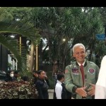 Ganjar-Mahfud kompak kenakan jaket bomber ala “Top Gun”-1704627050