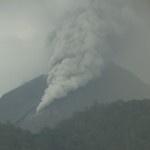 Gunung Lewotobi Laki-laki mengeluarkan asap di Kecamatan Wulanggitang, Kabupaten Flores Timur. ANTARA Kupang/Mega Tokan-1705051370