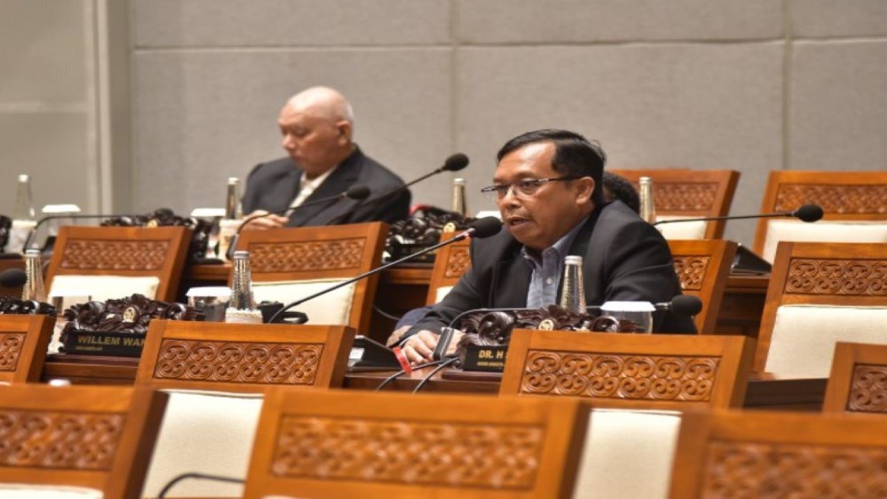 Anggota Komisi VI DPR RI Herman Khaeron saat interupsi di sidang Paripurna DPR RI Ke-11 Masa Persidangan III Tahun Sidang 2023-2024, Selasa (16/1/2024). Foto: Munchen/nr