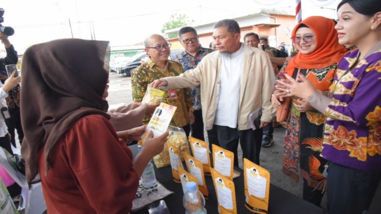 Anggota Komisi XI DPR RI Hidayatullah saat melakukan kunjungan lapangan ke UMKM binaan OJK, di Mega Prima Fishing, Sidoarjo, Jawa Timur, Rabu (24/01/2024). Foto: Kiki/nr