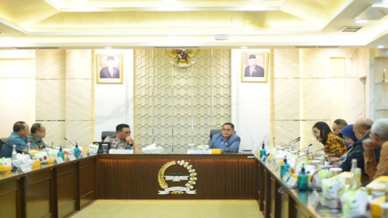 Sekretaris Jenderal DPR RI Indra Iskandar saat memimpin rapat Setjen DPR RI, di Ruang Rapat Sekjen, DPR RI, Senayan, Jakarta, Jumat (12/1/2024). Foto : Oji/Man