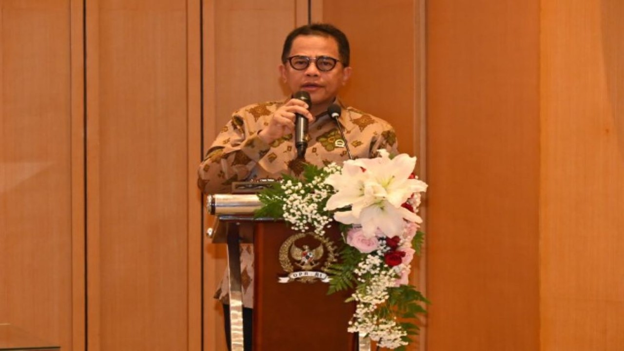 Sekretaris Jenderal (Sekjen) DPR RI, Indra Iskandar pembukaan Forum Group Discussion (FGD) yang bertajuk “DPR REWIND 2023” yang digelar oleh Biro Pemberitaan Parlemen dengan tema “Menilik Belakang Panggung Perwakilan Rakyat, Membedah Kinerja DPR 2023”, di ruang Abdul Muis, Gedung Nusantara, Senayan, Jakarta, Kamis (25/1/2024). Foto : Farhan/Man