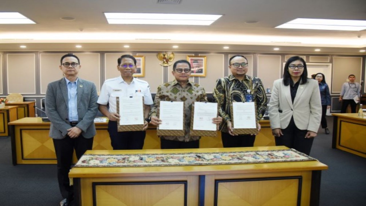 Sekretaris Jenderal (Sekjen) DPR RI Indra Iskandar saat pelaksanaan Penandatanganan Nota Kesepahaman (MoU) dengan PT Kereta Api Indonesia (KAI) dan PT Kereta Cepat Indonesia-China (KCIC) di Gedung Nusantara II, komplek DPR RI, Senayan, Jakarta, (25/1/2024). Foto: Dep/Pdt