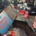 Jalan yang ambles di Olimo, Jakarta Barat, Kamis (4/1/2023). (ANTARA/HO-PT TransJakarta)-1704370265