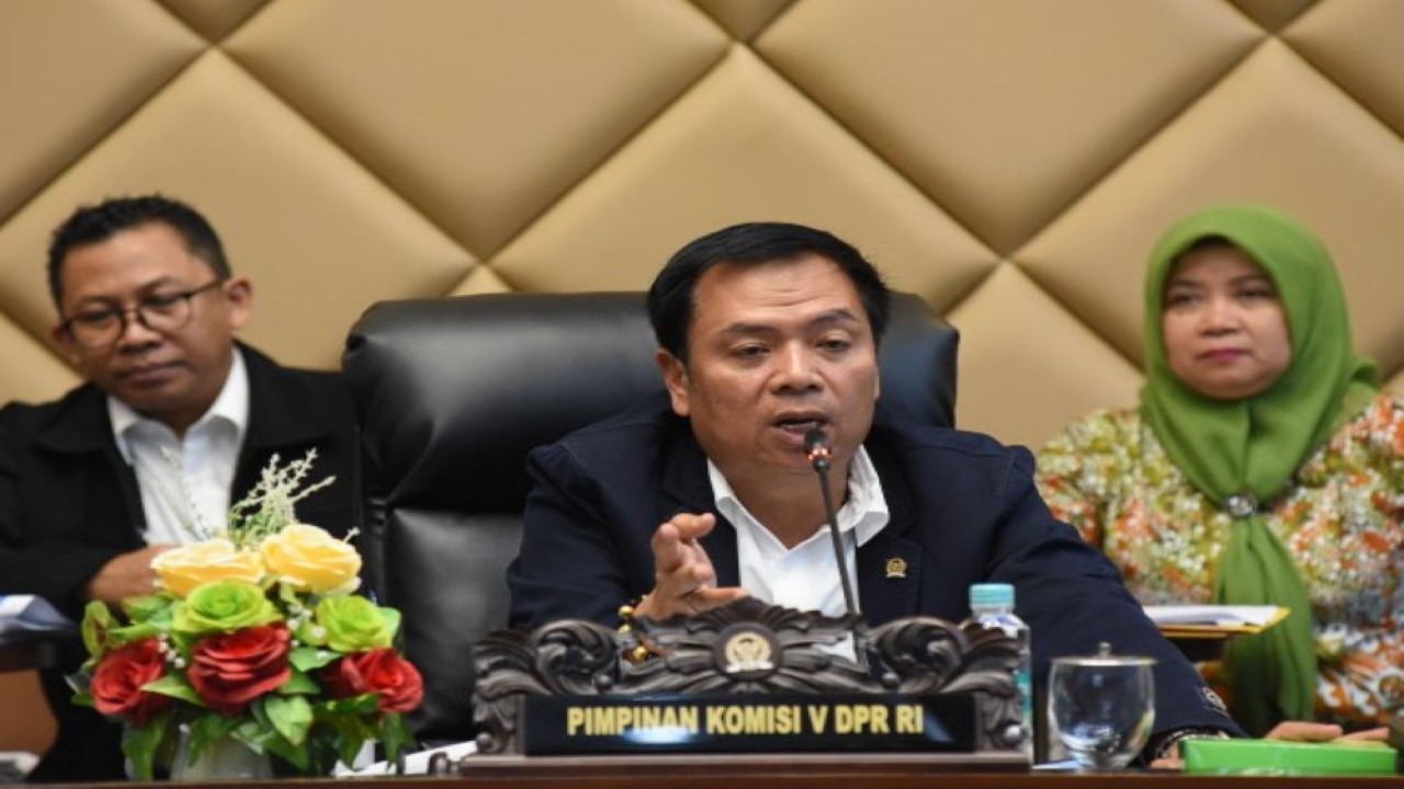 Ketua Komisi V DPR RI Lasarus di sela-sela Rapat Dengar Pendapat dengan Kepala Badan Keahlian DPR dan Dirjen Perhubungan Laut, di Gedung Nusantara DPR RI, Senayan, Jakarta, Rabu (17/1/2024). Foto : Arief/Man