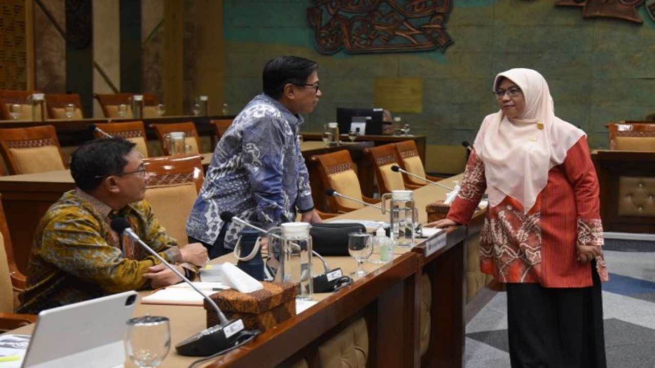 Anggota Komisi X DPR RI Ledia Hanifa Amaliah dalam RDP/RDPU Komisi X DPR RI dengan Sekjen Kemendikbudristek RI, Dirjen Diktiristek Kemendikbudristek RI, Aliansi Mahasiswa Pejuang Beasiswa Pendidikan Indonesia (BPI) 2023 dan Pergerakan Dokter Muda Indonesia, di Gedung Nusantara I, Senayan, Jakarta, Rabu (17/1/2024). Foto : Devi/Man