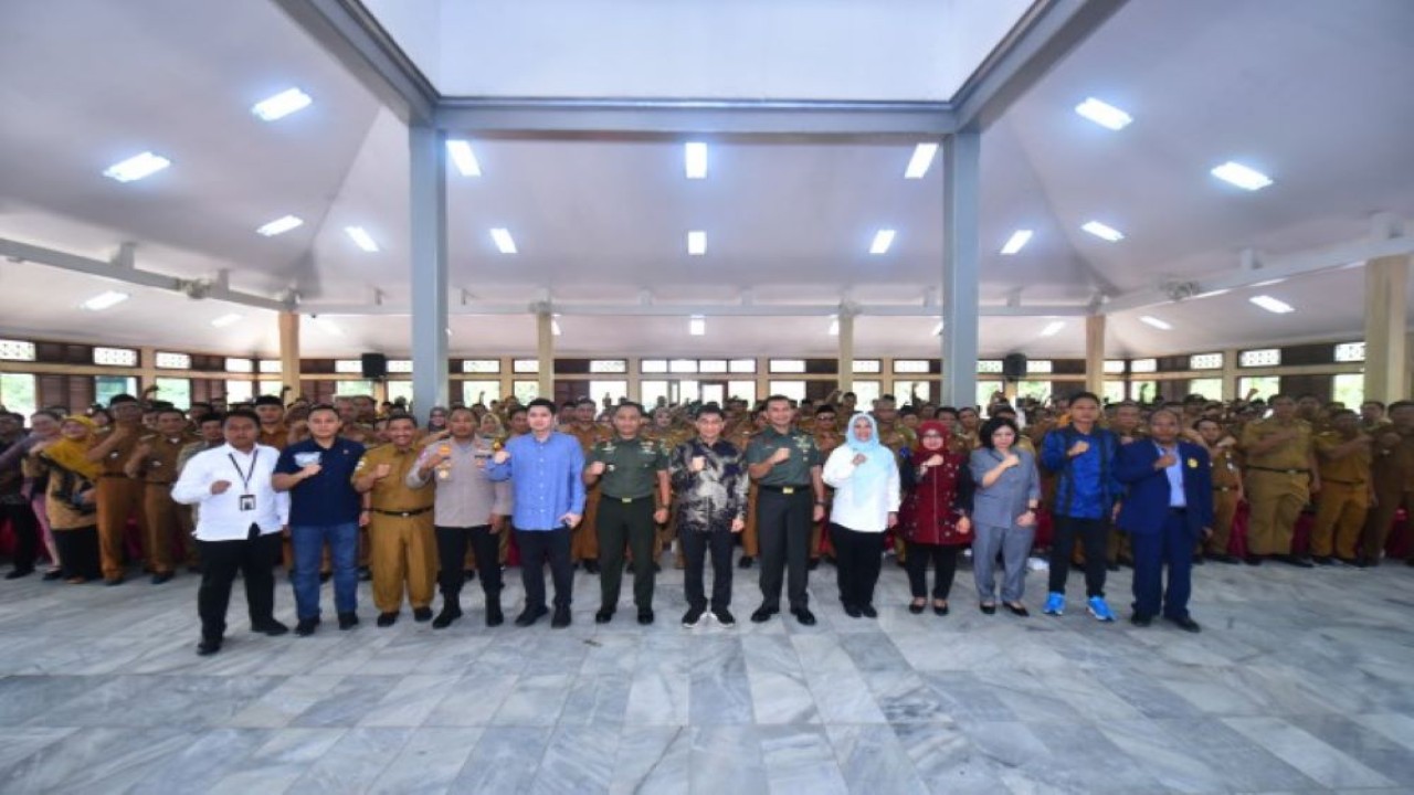 Kepala Pusat Perancangan Undang-Undang (PUU) Bidang Politik, Hukum, dan Hak Asasi Manusia (Polhukham), Lidya Suryani Widayati foto bersama di sela-sela sosialisasi UU kepada masyarakat ke Kabupaten Pandeglang, Provinsi Banten, selasa (16/01/2024). Foto : Eno/Man