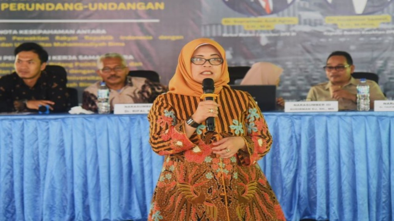 Kepala Pusat Perancangan Undang-Undang Bidang Politik Hukum dan Hak Asasi Manusia (PUU Bidang Polhukham), Lidya Suryani Widayati saat menjadi narasumber dalam dalam acara Focus Group Discussion (FGD) yang bertema 'Politik Hukum Dalam Undang-Undang Mengenai Pembentukan Peraturan Perundang-undangan' di Kota Bima, Provinsi Nusa Tenggara Barat (NTB), Selasa (23/01/2024). Foto : Runi/Man