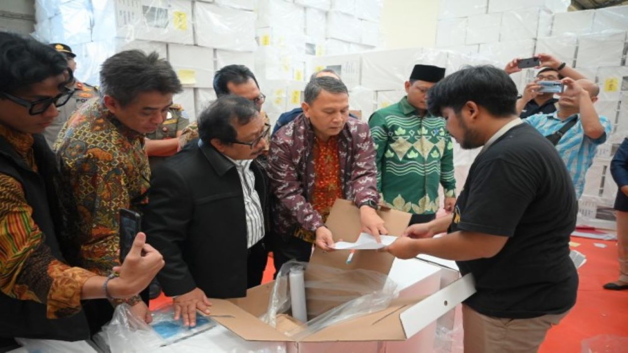 Anggota Komisi II DPR RI Mardani Ali Sera saat meninjau langsung ke Gudang Logistik KPU Kota Tangerang Selatan, Provinsi Banten, Selasa (23/1/2024). Foto: Andri/nr