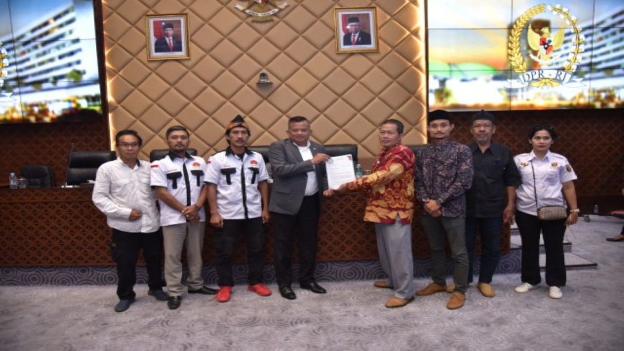 Anggota Komisi V DPR RI Mulyadi foto bersama usai menerima audiensi dengan Gerakan Masyarakat Arus Bawah dan Gerakan Masyarakat Parung Panjang Untuk Perubahan, di Ruang Komisi V DPR RI, Senayan, Jakarta, Senin (22/1/2024). Foto : Mu/Man