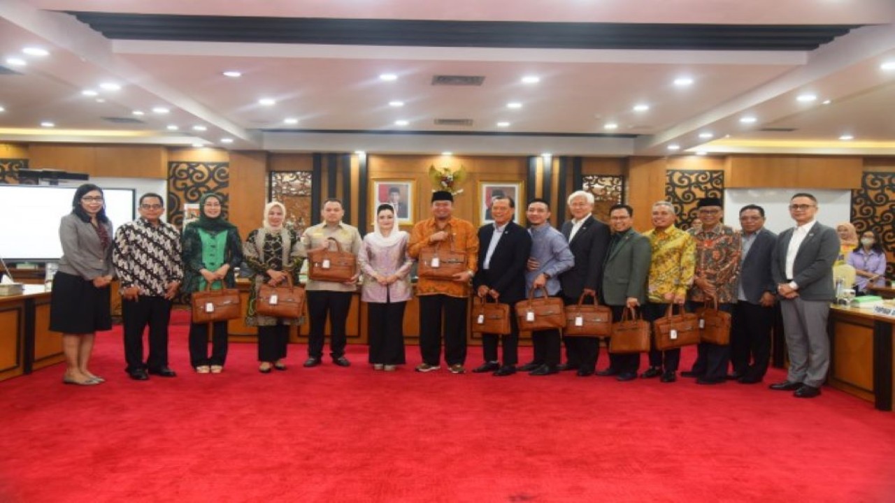 Wakil Ketua BURT DPR RI Novita Wijayanti dalam foto bersama usai Rapat BURT DPR RI dengan Sekretariat Jenderal DPR RI dan seluruh pimpinan Alat Kelengkapan Dewan (AKD) di Ruang Rapat Pansus B, Gedung DPR, Jakarta, Rabu (17/1/2024). Foto: Runi/nr