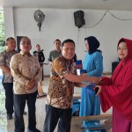 Pelaku UMKM di Kabupaten OKU menerima bantuan mesin jahit, Selasa. (ANTARA/Edo Purmana/24)-1704786886