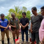 Pemkab Kolaka Utara saat menyerahkan bantuan kepada masyarakat yang terdampak banjir. (ANTARA/La Ode Muh Deden Saputra)-1705404371