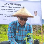 Penjabat Gubernur Sulbar Zudan Arif Fakrulloh saat meluncurkan gerakan penanaman sejuta cabai. (ANTARA/HO/Diskominfo Sulbar)-1705053885