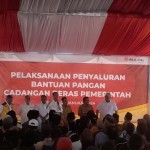 Presiden Jokowi saat berdialog dengan masyarakat di Gudang Bulog Kota Serang, Banten, Senin (8/1/2023).  (ANTARA/Desi Purnama Sari)-1704697520