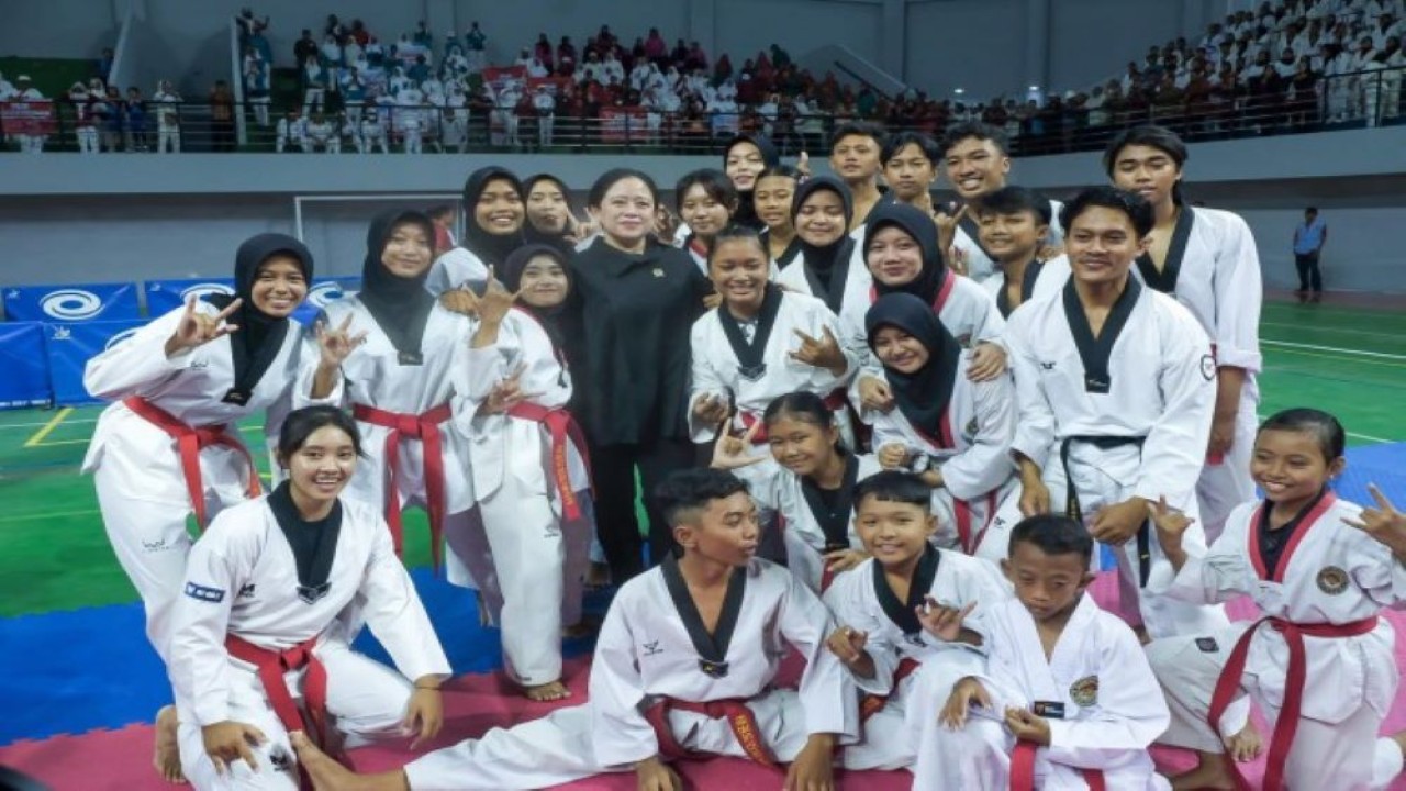 Ketua DPR RI Dr. (H.C) Puan Maharani foto bersama atlet-atlet taekwondo usai meresmikan gedung olahraga (GOR) Bung Karno di Kabupaten Sukoharjo, Jawa Tengah pada Kamis (11/1/2024). Foto : Ist/Man