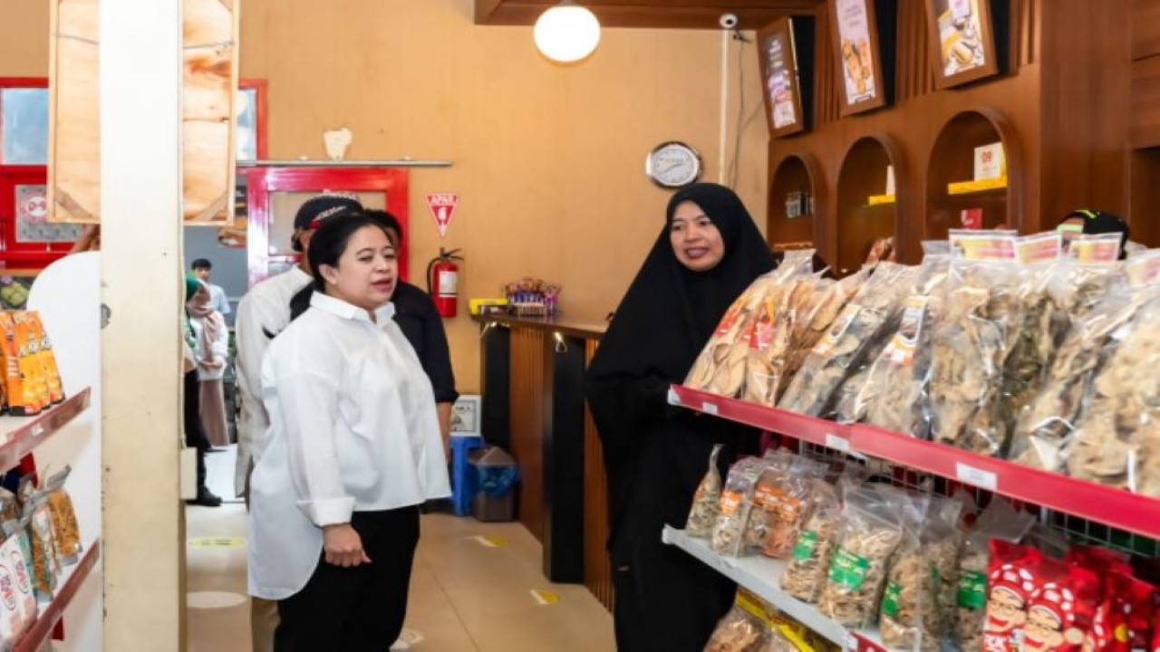 Ketua DPR RI Dr. (H.C) Puan Maharani saat meninjau sentra produksi tahu dan tempe di Kampung Kalitaman, Salatiga, Jawa Tengah, Kamis (11/1/2024). Foto : Ist/Man