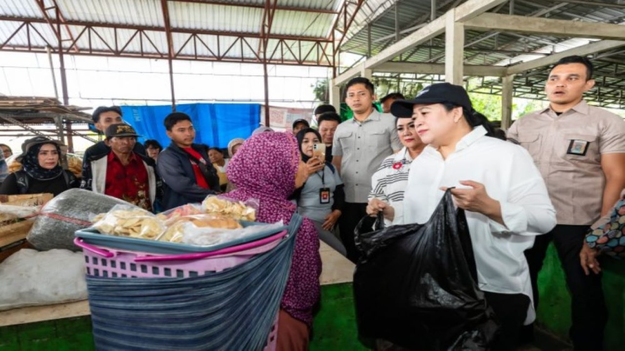 Ketua DPR RI Dr. (H.C) Puan Maharani saat mengunjungi Pasar Blauran 2, Salatiga, Jawa Tengah, Jumat (12/1/2024). Foto : Ist/Man