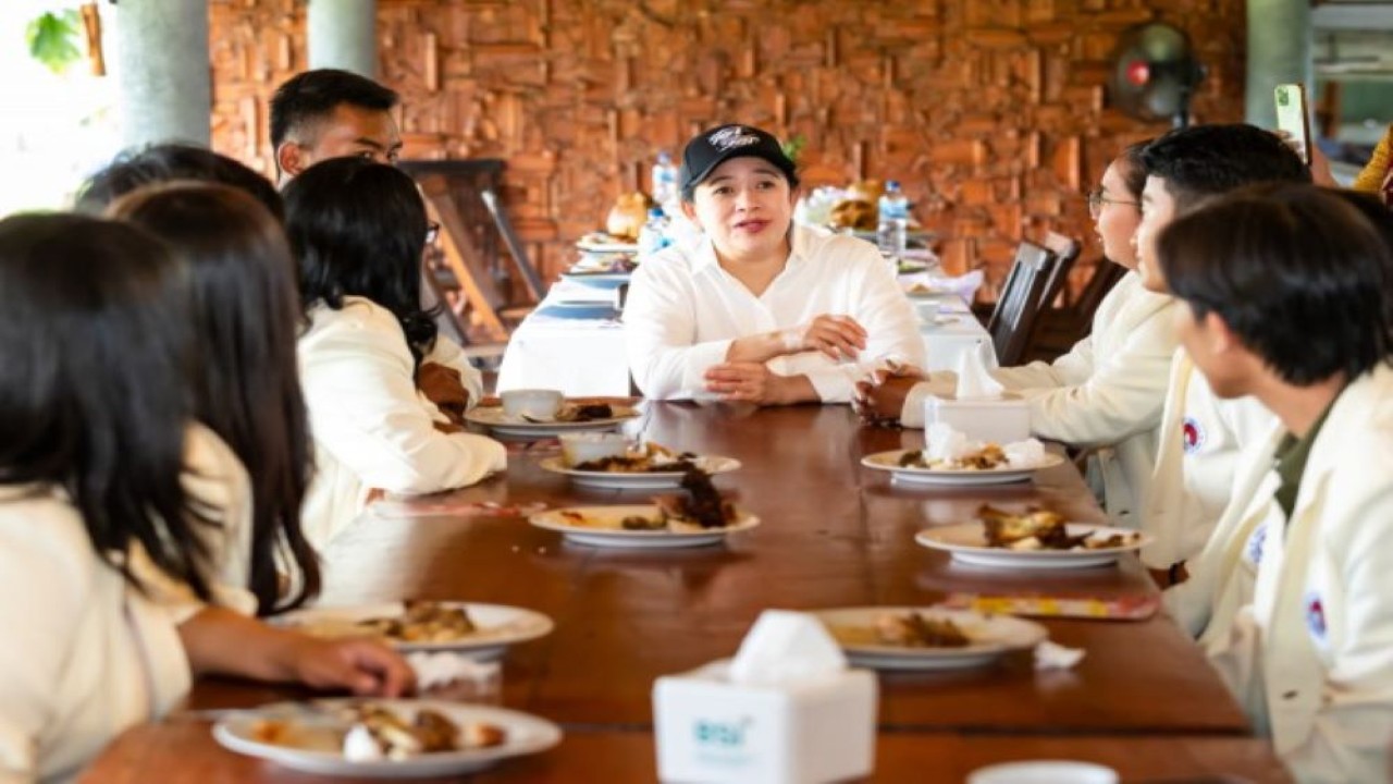 Ketua DPR RI Dr. (H.C) Puan Maharani dengan para mahasiswa itu dibalut dengan makan siang bersama di Restoran Joglo Rini, Salatiga, Jumat (12/1/2024). Foto : Ist/Man