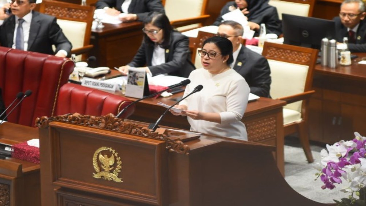 Ketua DPR RI Puan Maharani saat memimpin Rapat Paripurna DPR RI Ke-11 Masa Persidangan IIl Tahun Sidang 2023-2024 di Gedung Nusantara II, Jakarta, Selasa (16/1/2023). Foto: Runi/nr