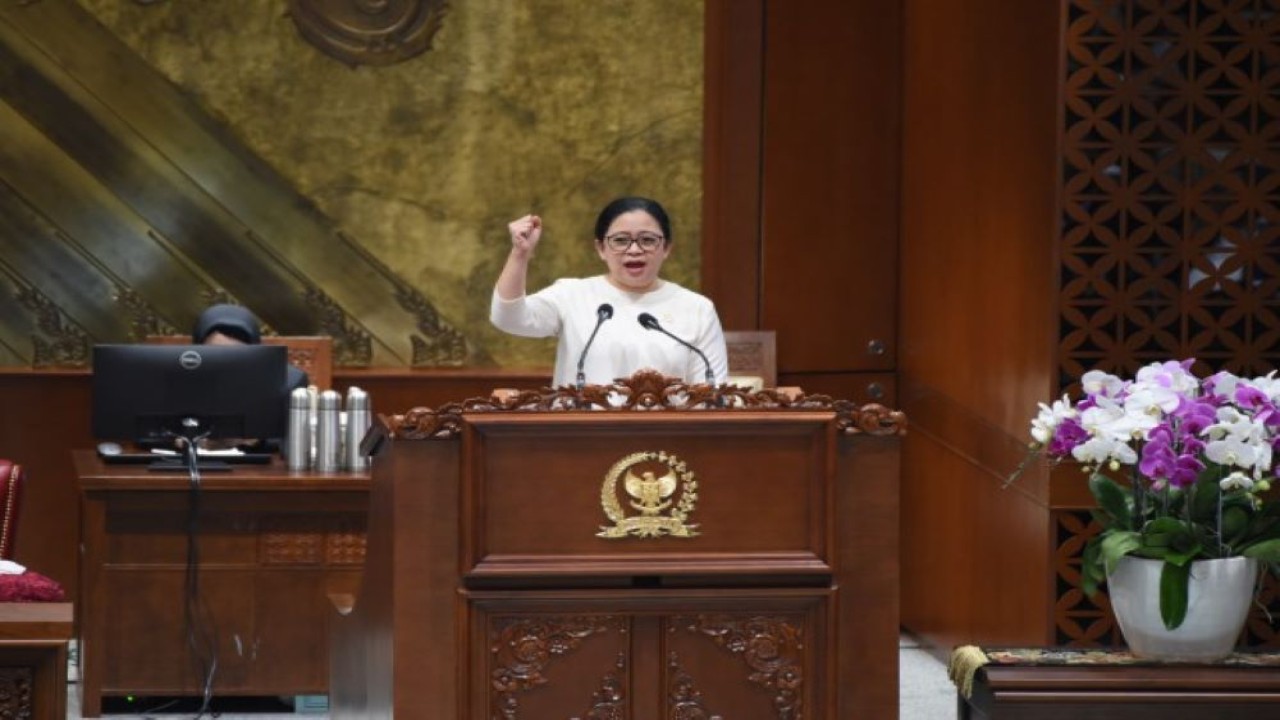 Ketua DPR RI Dr. (H.C) Puan Maharani saat menyampaikan pidato Pembukaan Masa Persidangan III Tahun Sidang 2023-2024 dalam rapat sidang paripurna, Selasa (16/1/2024). Foto: Dep/nr