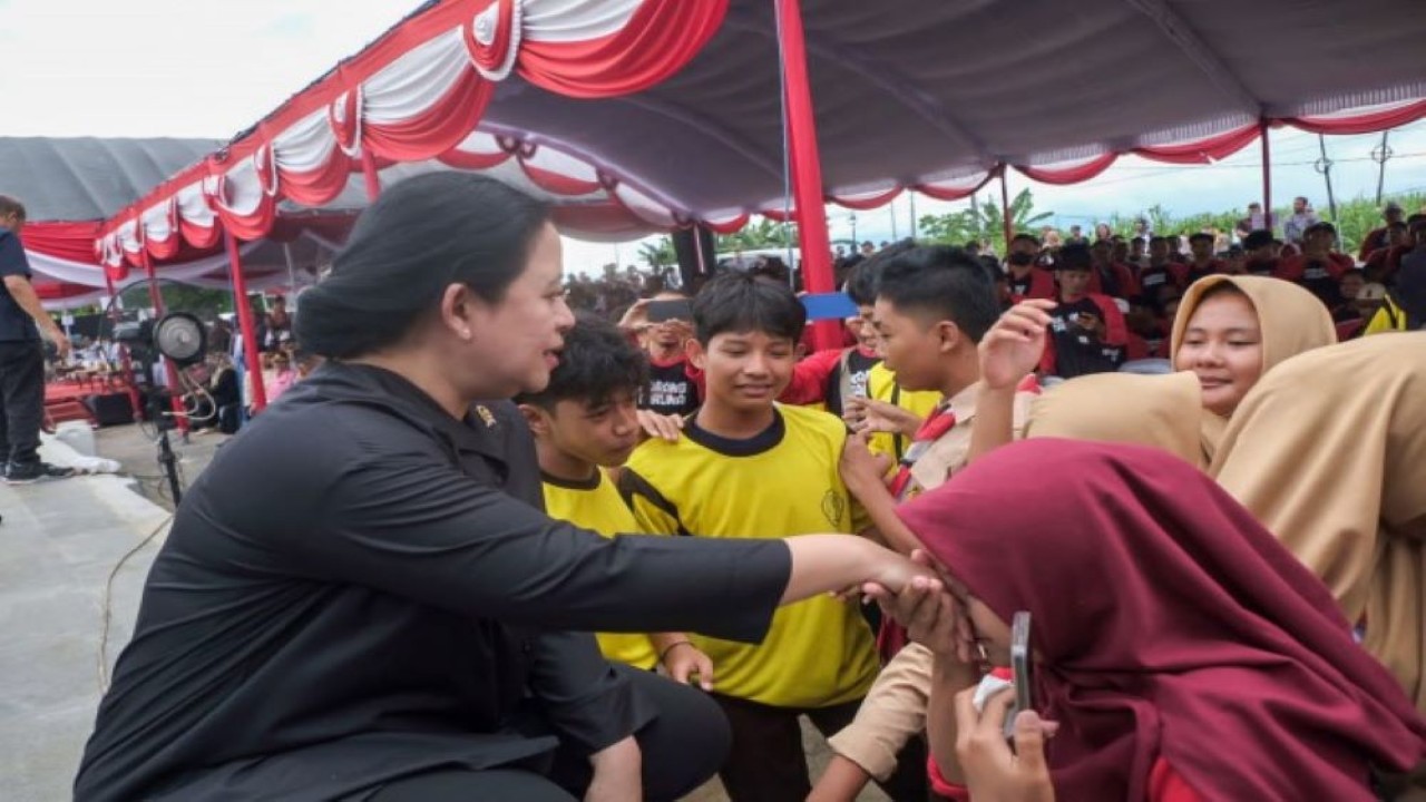 Ketua DPR RI Dr. (H.C) Puan Maharani usai meresmikan Taman Pemuda Soekarno di Jalan Ring Road Ir. Soekarno, Ngawi, pada Jumat (19/1/2024). Foto : Ist/Man