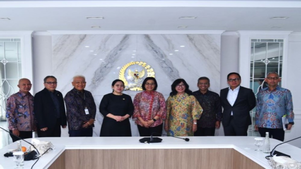 Ketua DPR RI Puan Maharani usai bertemu dengan Panitia Seleksi (Pansel) Anggota Dewan Pengawas Lembaga Pengelola Investasi (LPl) yang dipimpin oleh Menkeu Sri Mulyani sebagai Ketua Pansel di Ruang Pimpinan DPR di Gedung Nusantara III, Kompleks Parlemen, Senayan, Jakarta, Kamis (25/1/2024). Foto : Eno/Man