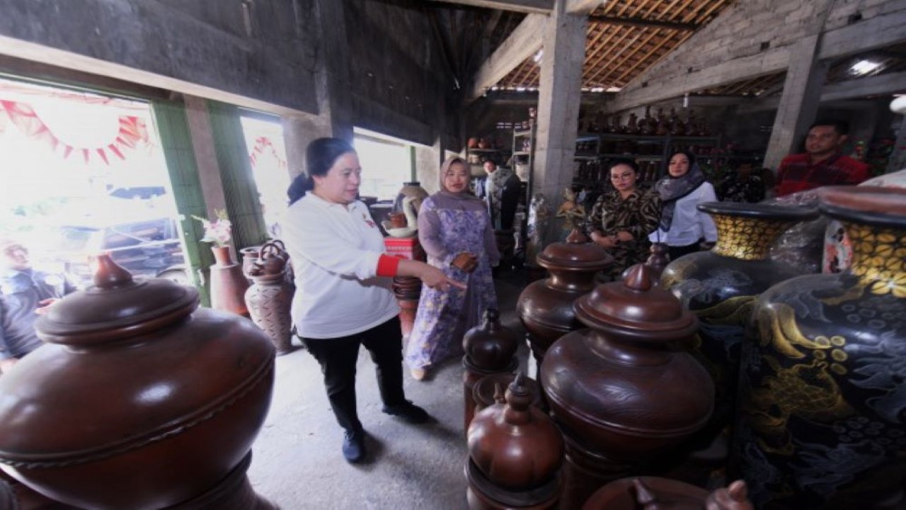 Ketua DPR RI Puan Maharani saat melakukan kunjungan kerja (kunker) ke Klaten, Jawa Tengah. Dalam kunker di Jateng kali ini, Puan mengunjungi desa sentra gerabah dan kampung penghasil camilan atau makanan ringan. di Klaten, Jawa Tengah, Selasa (30/1/2024). Foto : Eno/Man