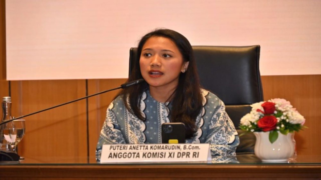 Anggota Komisi XI DPR RI Puteri Anetta Komarudin saat hadir sebagai salah satu narasumber dalam Forum Group Discussion (FGD) ‘DPR REWIND 2023’. FGD tersebut bertema ‘Menilik Belakang Panggung Perwakilan Rakyat, Membedah Kinerja DPR 2023’ di ruang Abdul Muis, Gedung Nusantara, Senayan, Jakarta, Kamis (25/1/2024). Foto : Farhan/Man