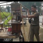 Satpol PP Pemkab Temanggung bongkar lapak PKL di Jalan Gatot Soebroto, Senin (8/1/2024). ANTARA/Heru Suyitno-1704695297