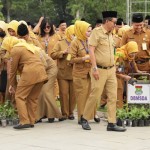 Sejumlah ASN Kabupaten Tangerang menerima bibit cabai dari PJ Bupati Tangerang (HO/Pemkab Tangerang)-1704698345