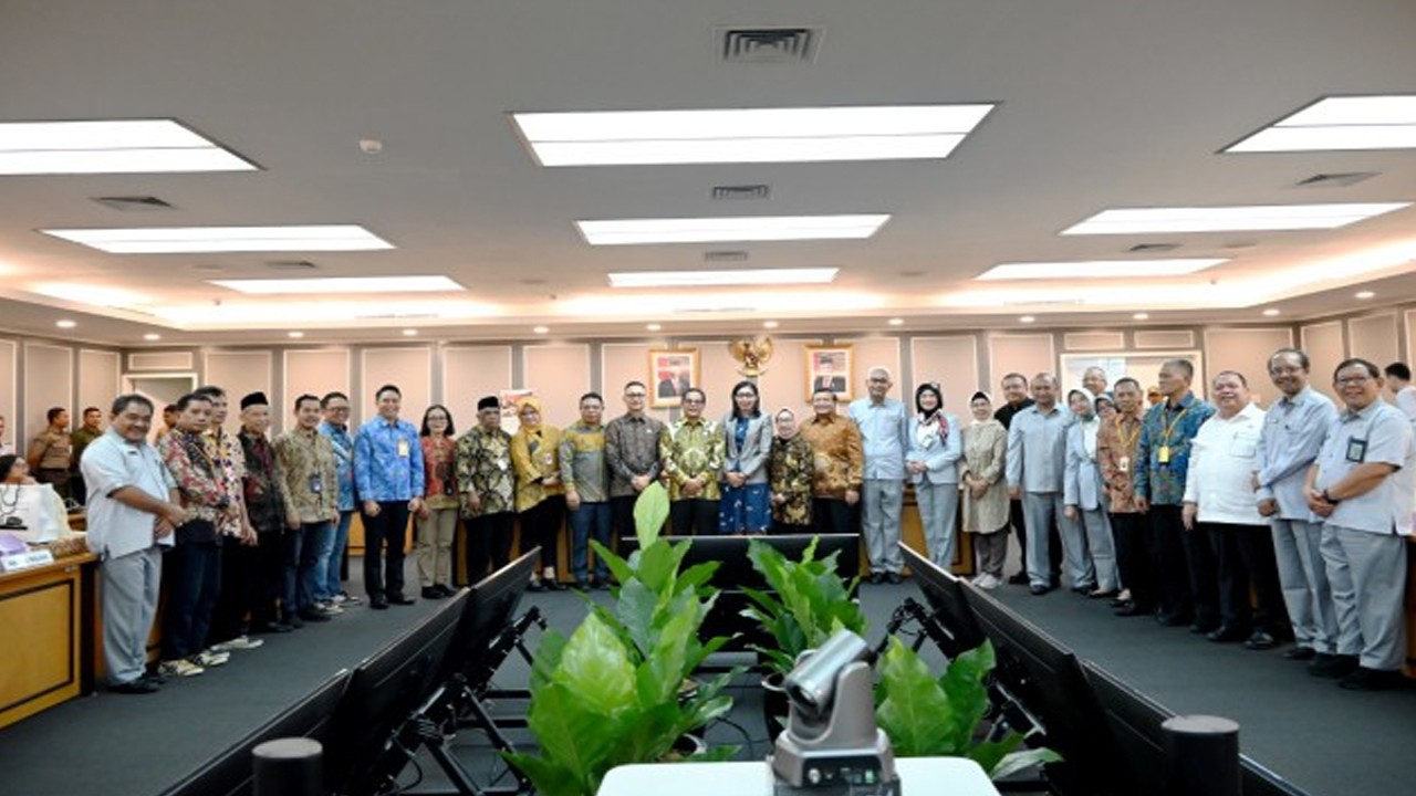 Sekretaris Jenderal DPR RI, Indra Iskandar dalam foto bersama usai acara pelepasan 6 pegawai purna bakti di lingkungan Setjen DPR RI pada Kamis (4/1/2024). Foto: Mentari/nr