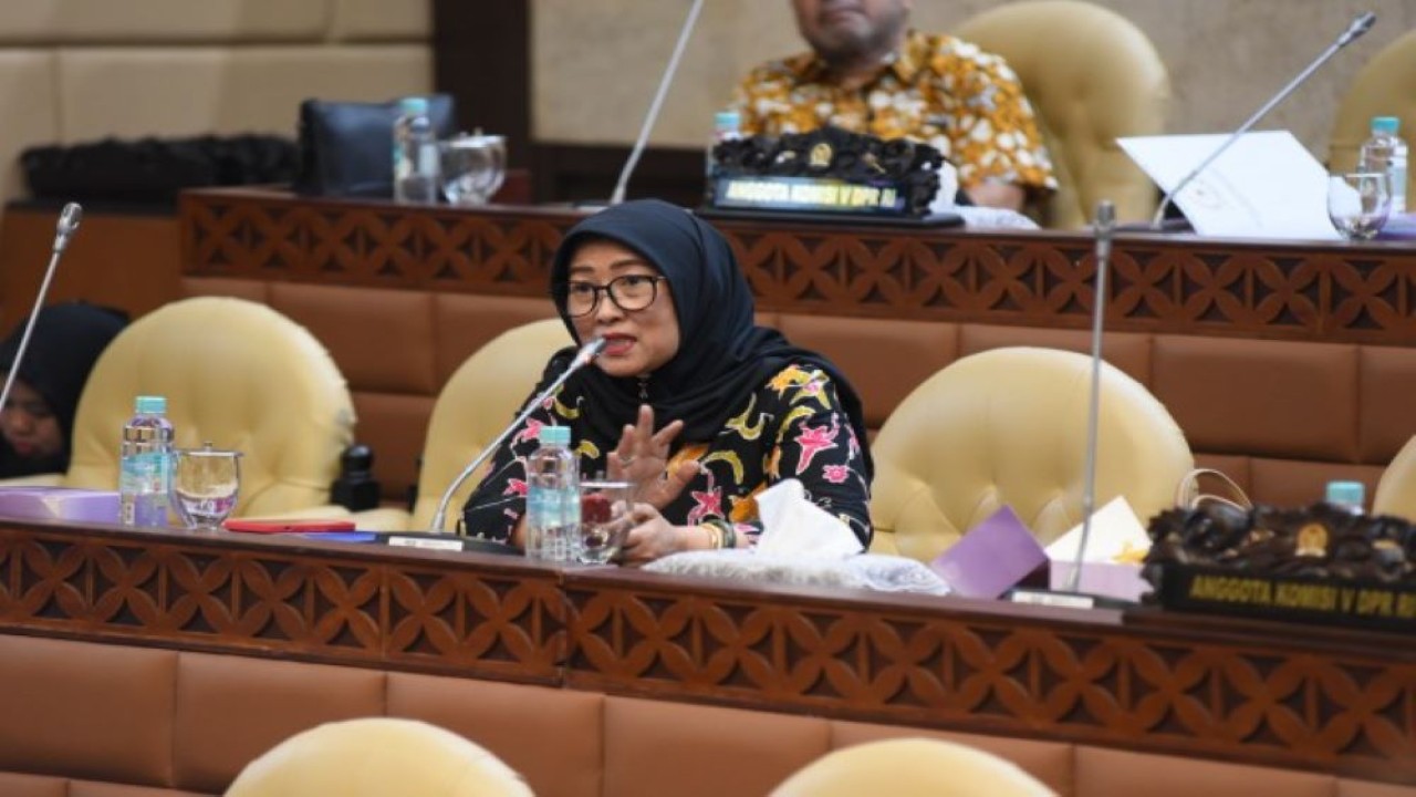 Anggota Komisi V DPR RI Sri Rahayu saat mengikuti Rapat Kerja dengan dengan Menteri Perhubungan RI, Menteri PUPR RI, Kepala BMKG dan Kepala Basarnas di Gedung Nusantara, DPR RI, Senayan, Jakarta, Kamis (18/1/2024). Foto: Arief/nr