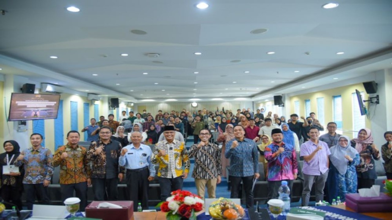 Wakil Ketua Badan Kerja Sama Antar-Parlemen (BKSAP) DPR RI Sukamta foto bersama usai memimpin acara BKSAP SDG's Day dengan tema ‘Diplomasi Parlemen: Menjembatani kepentingan nasional dan memperkuat peran Indonesia di kancah global’ di Kampus UMY, Yogyakarta, Selasa (30/01/2024). Foto : Nadia/Man